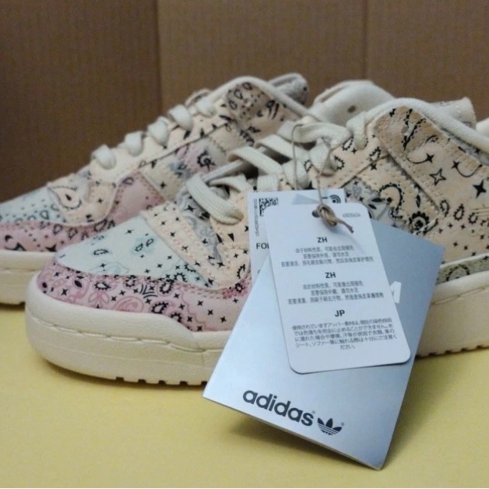 Adidas Forum Low sneakers in the "Ivory W" colorway,  NWT